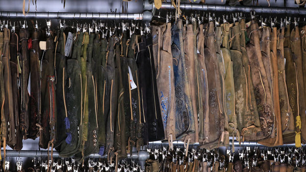 Viele Lederhosen der Marke Trachten Rausch auf Kleiderbügeln 