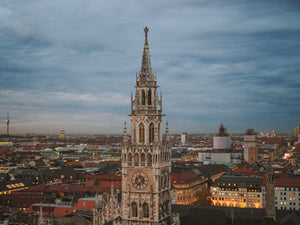 München vpn oben. Turm des neuen Rathauses im Mittelpunkt