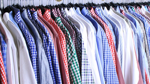 viele Hemden der Marke Trachten Rausch auf Kleiderbügeln